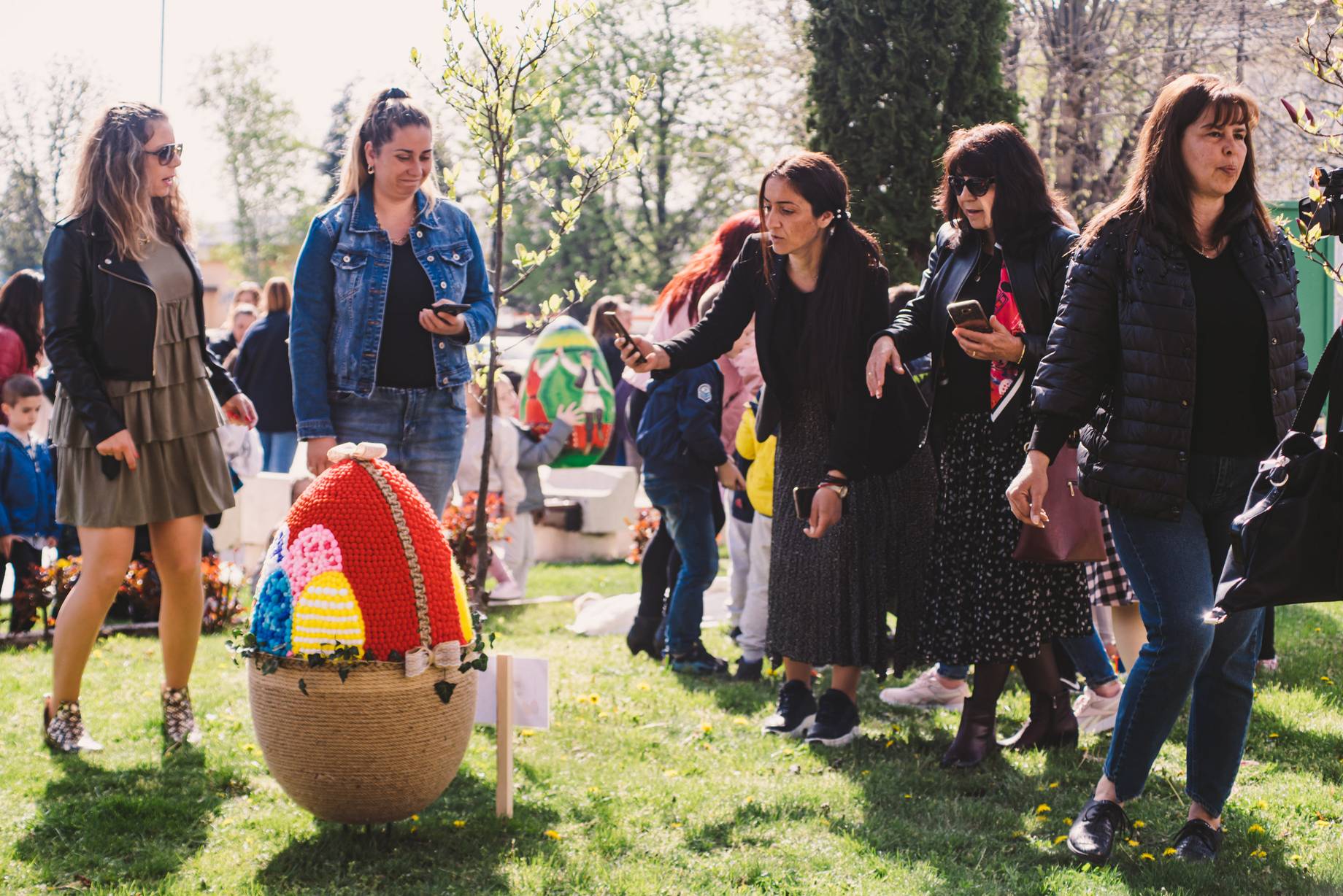 Великденски яйца, изрисувани от деца, украсиха центъра на Мездра